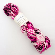 Load image into Gallery viewer, Atelier Easy Slippers Knitting Kit | Knitted Wit Merino Worsted & Knitting Pattern (#413)