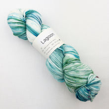 Load image into Gallery viewer, Atelier Easy Slippers Knitting Kit | Knitted Wit Merino Worsted & Knitting Pattern (#413)