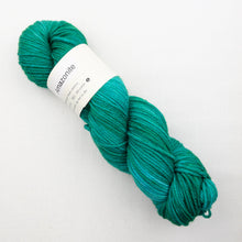 Load image into Gallery viewer, Atelier Easy Slippers Knitting Kit | Knitted Wit Merino Worsted & Knitting Pattern (#413)