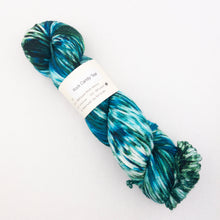 Load image into Gallery viewer, Atelier Easy Slippers Knitting Kit | Knitted Wit Merino Worsted & Knitting Pattern (#413)