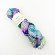 Load image into Gallery viewer, Atelier Easy Slippers Knitting Kit | Knitted Wit Merino Worsted & Knitting Pattern (#413)