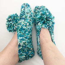 Load image into Gallery viewer, Atelier Easy Slippers Knitting Kit | Knitted Wit Merino Worsted &amp; Knitting Pattern (#413)
