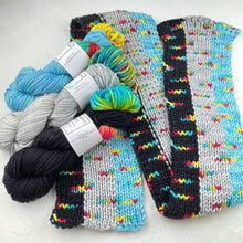Load image into Gallery viewer, Intarsia Scarf Knitting Kit | Wonderland TweedleDeeDum & Knitting Pattern (#90B)